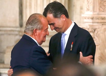 Don Juan Carlos abraza a su hijo y sucesor, Felipe VI, en el acto de sanción de la ley de abdicación en una ceremonia solemne y sobria celebrada en el palacio Real de Madrid el 18 de junio de 2014. El Rey ponía fin a 39 años de reinado, en el momento de la mayor impopularidad de la Corona, una grave crisis económica, el desafío independentista catalán y la desconfianza de la sociedad hacia sus instituciones.