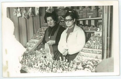 Mercedes, abuela de David Ponce, y Josefa, su madre, en su puesto de la Plaza Mayor de Madrid en 1969. Foto cedida por la familia.