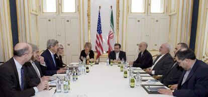 El  secretario de Estado de EE. UU., John Kerry (3&ordm; izq), con la subsecretaria general de la UE, Helga Schmid (c-izq), el ministro de Exteriores iran&iacute;, Javad Zarif (3&ordm; dcha), el presidente de la Organizaci&oacute;n de Energ&iacute;a At&oacute;mica iran&iacute;, Ali Akbar Salehi (4&ordm; dcha)