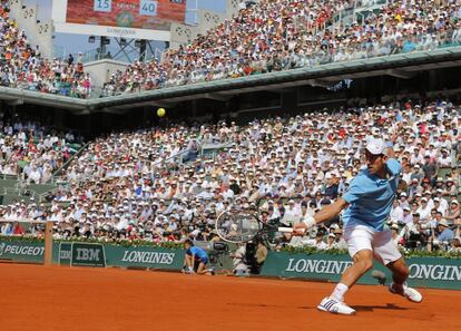Djokovic devuelve una bola de revés durante la final masculina de Roland Garros 2014.