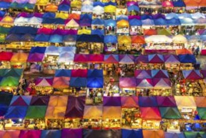 Mercado en Ratchadapisek, en Bangkok (Tailandia).