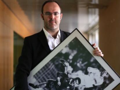 Leandro Pérez, con una foto de Santillana.