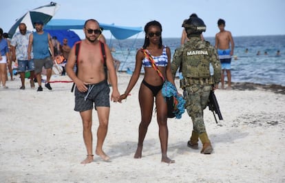 México solo registra en sus conteos oficiales 43 casos de la nueva versión del virus en todo el país. Esta semana tres turistas que regresaron de Cancún fueron los primeros casos de ómicron en Paraguay. En la imagen, turistas disfrutan de sus vacaciones en la playa de Puerto Morelos, Quintana Roo.