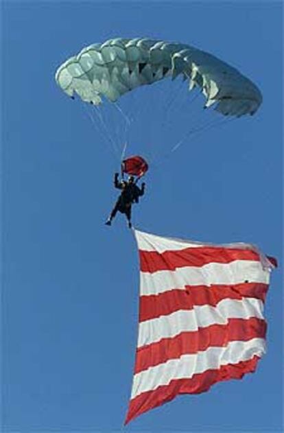 En los prolegómenos del partido de Liga con el que culminó la celebración del día del centenario, un grupo de paracaidistas del Ejército del Aire descendió sobre el Vicente Calderón haciendo gala de los colores del Atlético de Madrid.