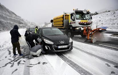 Varios coches ponen cadena a sus vehículos, en la A-67, esta mañana a la altura del viaducto de Moltalbiz (Cantabria), el 14 de enero.