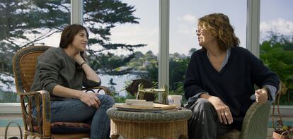 Jane Birkin, a la derecha de la imagen, en el documental que ha dirigido su hija Charlotte Gainsbourg, a la izquierda.