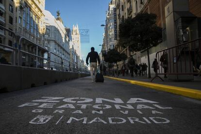 Gran Vía de Madrid en la mañana en que comienzan los cortes al tráfico.