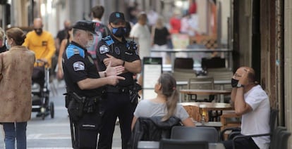 Galicia se ha convertido en la primera comunidad en implantar la prohibición de fumar cuando, por tener personas próximas, no se pueda garantizar la preceptiva distancia de seguridad de dos metros. 