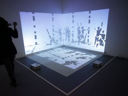 Instalación de Analivia Cordeiro, ganadora del premio Arco Beep de arte electrónico de esta edición, en la galería Anita Beckers.