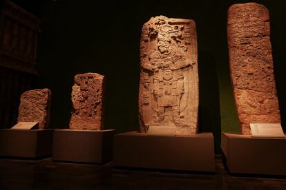 Estelas en la sala de la cultura Maya.