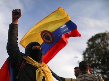 Um manifestante em Bogotá em 6 de maio.