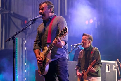 La banda británica Manic Street Preachers durante el concierto en la última jornada del Azkena Rock, en Vitoria. 