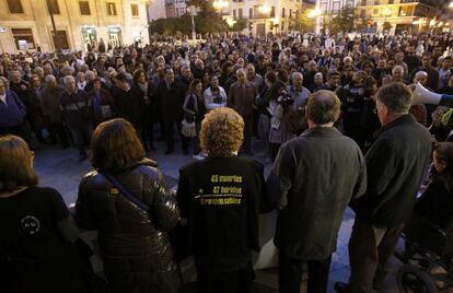 Miembros de la asociación de víctimas del metro, en la plaza de la Virgen de Valencia como todos los días 3 de cada mes.