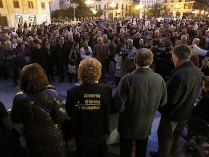 Miembros de la asociaci&oacute;n de v&iacute;ctimas del metro, en la plaza de la Virgen de Valencia como todos los d&iacute;as 3 de cada mes. 