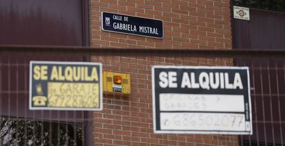 Carteles de alquiler de viviendas en el barrio de Peñagrande, en Madrid.