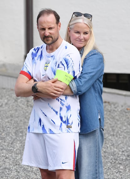 Haakon de Noruega y su esposa Mette-Marit, el 11 de junio de 2025, en la residencia real de Skaugum, en Asker (Noruega).