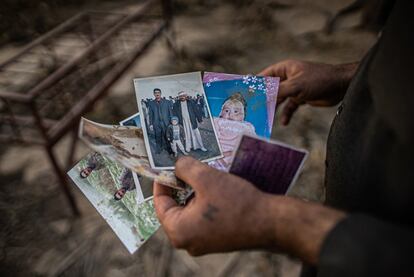 Fahad muestra las fotos de su familia encontradas entre las ruinas de su casa. En Tel Ezzir.