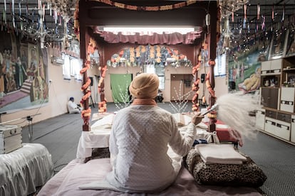 18 de septiembre de 2022. En Velletri, un sacerdote indio sirve en un templo sij. La zona de Lagunas Pontinas tiene varios templos, llamados 'gurdwara', donde los trabajadores pueden comer gratis e incluso dormir si no ganan lo suficiente para pagar el alquiler.