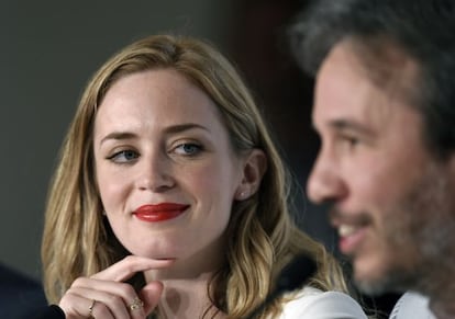 Emily Blunt, protagonista de 'Sicario', escolta el director del film, Denis Villeneuve, a Canes.