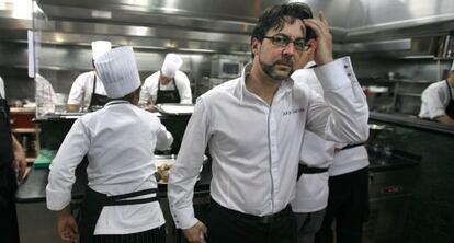 Quique Dacosta, en la cocina del restaurante de Dénia que lleva su nombre y que ha conseguido la tercera estrella Michelín.