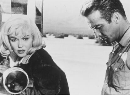 John Huston, 1961. Es de las películas más tristes que se hayan rodado: no sólo por lo que cuenta -la historia de seres perdidos y desarraigados que luchan por mantener un modo de vida que saben que ha desaparecido-, sino porque representó la elegía cinematográfica de dos de las tres estrellas que la protagonizaron: Clark Gable y Marilyn Monroe. A Montgomery Clift, más torturado que nunca, le quedaban todavía tres películas y cinco años por delante. En un sereno blanco y negro, John Huston como director y Arthur Miller como guionista narran la historia de los últimos <i>cowboys</i> de Nevada, que tratan de hacer negocio convirtiendo a caballos cansados, como ellos mismos, en comida para perros. Marilyn Monroe -"eres la chica más triste que he conocido", le dice Gable- tratará de evitar la matanza. Una película dura, imborrable, legendaria.