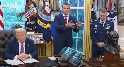 Trump firmaba el día 5 el decreto que recupera el nombre de Departamento de Guerra para el Pentágono. A su lado, el secretario de Defensa, Pete Hegseth. La imagen fue distribuida por la Casa Blanca.