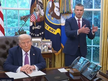 Trump firmaba el día 5 el decreto que recupera el nombre de Departamento de Guerra para el Pentágono. A su lado, el secretario de Defensa, Pete Hegseth. La imagen fue distribuida por la Casa Blanca.