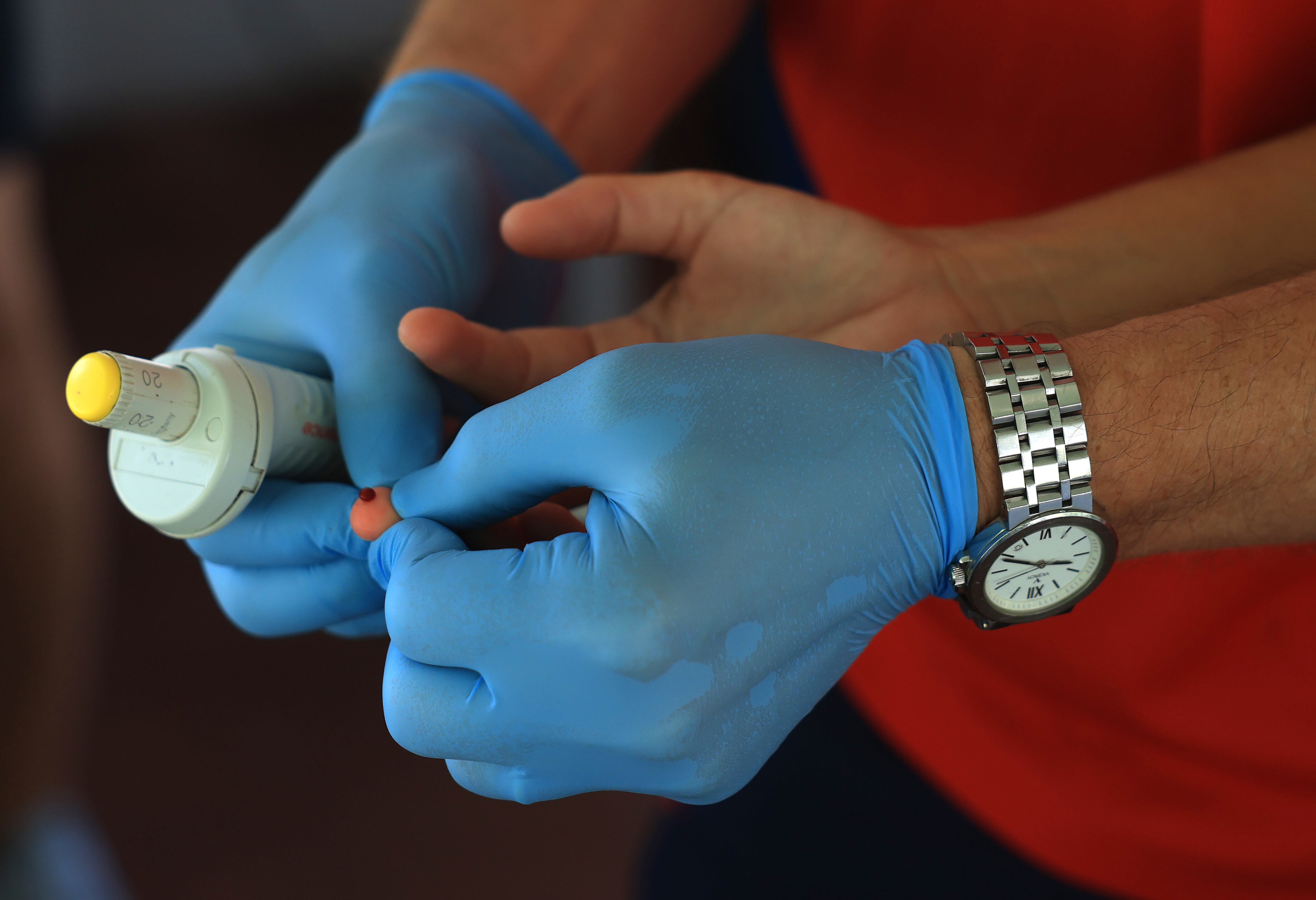 Extracción de una gota de sangre de la yema del dedo de una atleta para medir la concentración de lactato durante las pruebas que la Real Federación Española de Atletismo realizó, el 1 de julio de 2026, al equipo de maratón del campeonato de Europa de 2026 en Birmingham.