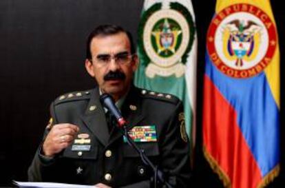El irector de la Policía Nacional de Colombia, general Rodolfo Palomino, habla durante una rueda de prensa luego de la presentación del informe "Análisis situacional del narcotráfico, una perspectiva policial" este 30 de septiembre de 2013, en Bogotá (Colombia).