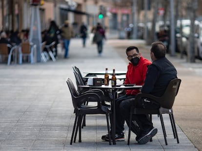 Dos personas en una terraza de un bar de Carabanchel (Madrid).