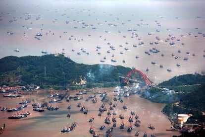 Tras la veda anual, miles de barcos de pesca dejan los puertos de China al final de cada verano. 