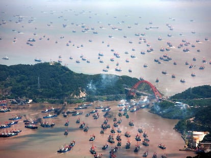 Tras la veda anual, miles de barcos de pesca dejan los puertos de China al final de cada verano. 