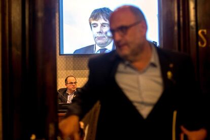 Carles Puigdemont, participa a través de videoconferencia desde Bruselas en la reunión del grupo parlamentario de Junts per Catalunya, celebrada en el Parlament, el 6 de marzo de 2018.