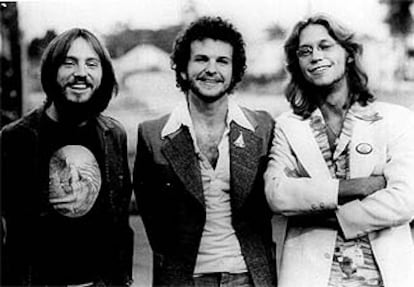 Dewey Bunnell, Dan Peek y Gerry Beckley (de izquierda a derecha), miembros de América, en una imagen de 1976. 

/AP