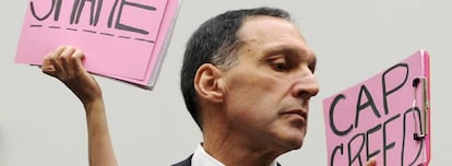 O último diretor executivo do Lehman Brothers, Dick Fuld, é alvo de protestos de manifestantes ao comparecer ao Senado dos EUA.