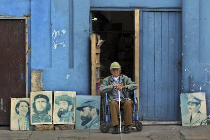 Un anciano permanece en la entrada de su casa hoy, sábado 26 de noviembre, en La Habana a pocas horas de la noticia del fallecimiento del líder cubano Fidel Castro.
