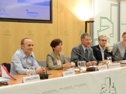 Europarlamentarios participan en un debate sobre la Unión Europea este viernes en Vitoria. 