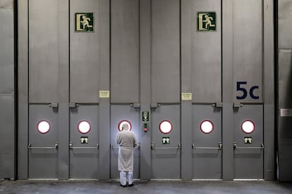 Un paciente, asomado a una de las puertas laterales del pabellón 5 de Ifema, habilitado como hospital de campaña. 