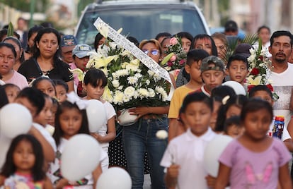 Familiares y amigos acuden al funeral de Aitana Betzabé en el municipio de Tinum (Estado de Yucatán), el 12 de julio.