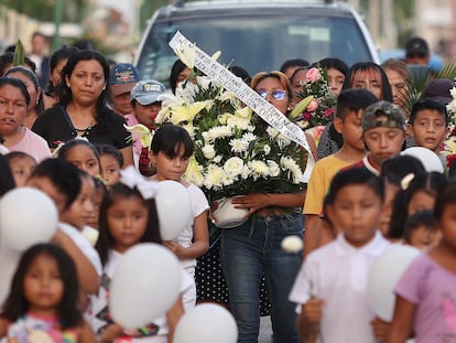 Familiares y amigos acuden al funeral de Aitana Betzabé en el municipio de Tinum (Estado de Yucatán), el 12 de julio.