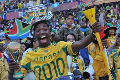 Un seguidor de la selección local anima a su equipo en el estadio de Johanesburgo.