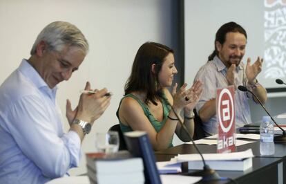 Álvaro García Linera, Irene Montero y Pablo Iglesias durante el acto en el Círculo de Bellas Artes, en Madrid.