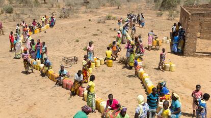 Vecinos del pueblo de Bamba (Kilifi, Kenia) esperaban para llenar bidones de agua en plena sequía, en una foto de archivo.