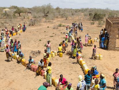 Vecinos del pueblo de Bamba (Kilifi, Kenia) esperaban para llenar bidones de agua en plena sequía, en una foto de archivo.