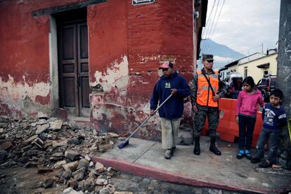 Un trabajador municipal limpia los escombros en la ciudad de Santiago de los Caballeros de Guatemala tras el terremoto.