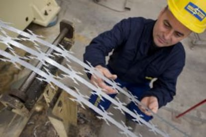 Un trabajador de la empresa ESF manipula una concertina (de un tipo distinto a las de Melilla).