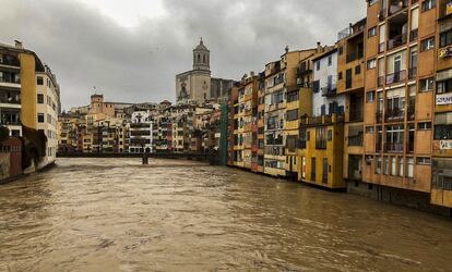 El río Onyar,en Girona, a punto de desbordarse, este martes.