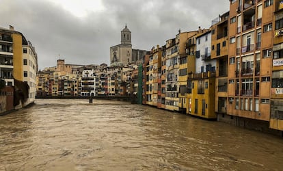 El río Onyar,en Girona, a punto de desbordarse, este martes.