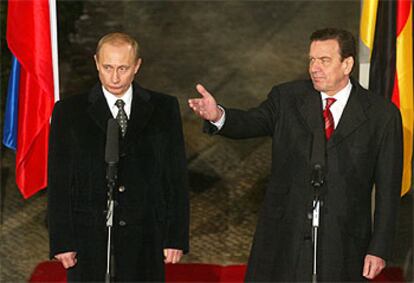 El presidente ruso, Vladímir Putin (izquierda), junto al canciller alemán, , ayer en una conferencia de prensa en Berlín.