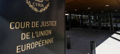 Cartel en la entrada del Tribunal de Justicia de la Uni&oacute;n Europea